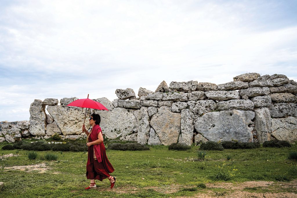 Rosa Martínez and the Falcon. Photo by Taylagas.